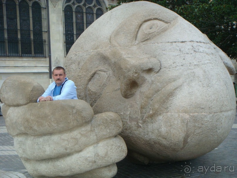 В Париж с рабочим визитом.