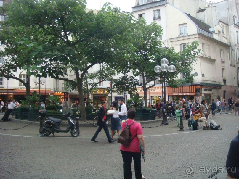 В Париж с рабочим визитом.