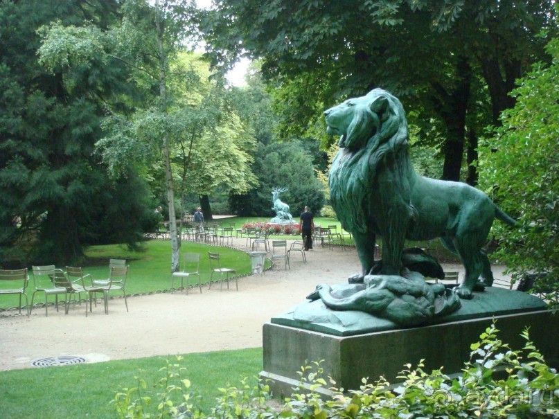 В Париж с рабочим визитом.