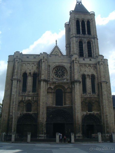 В Париж с рабочим визитом.