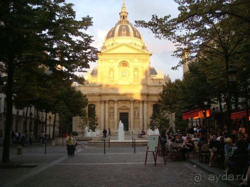 В Париж с рабочим визитом.