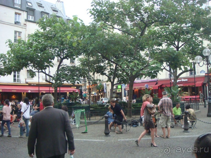 В Париж с рабочим визитом.