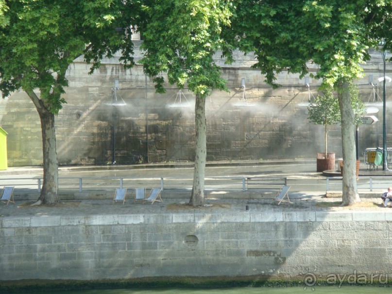 В Париж с рабочим визитом.