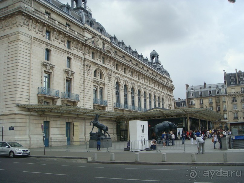 В Париж с рабочим визитом.
