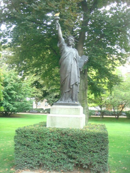 В Париж с рабочим визитом.