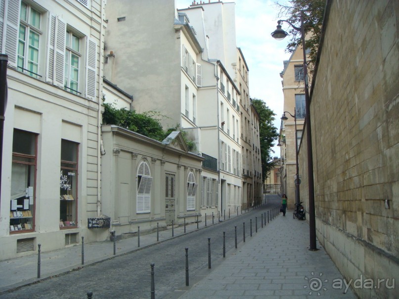 В Париж с рабочим визитом.