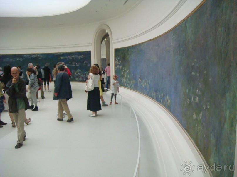 В Париж с рабочим визитом.