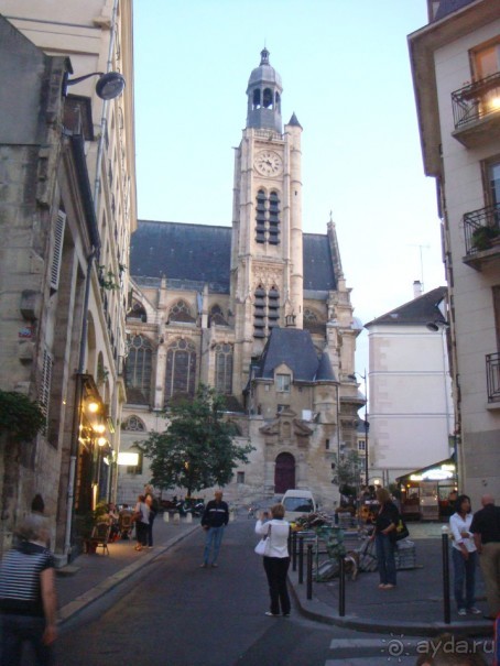 В Париж с рабочим визитом.