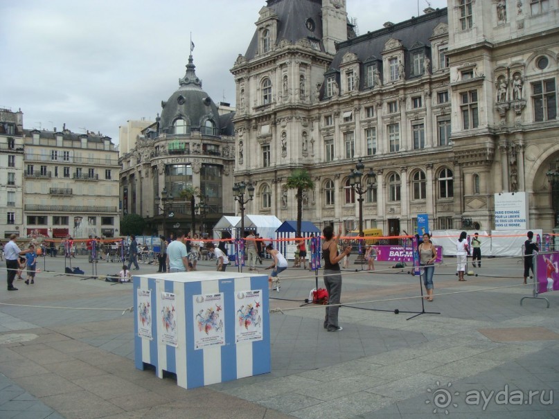 В Париж с рабочим визитом.