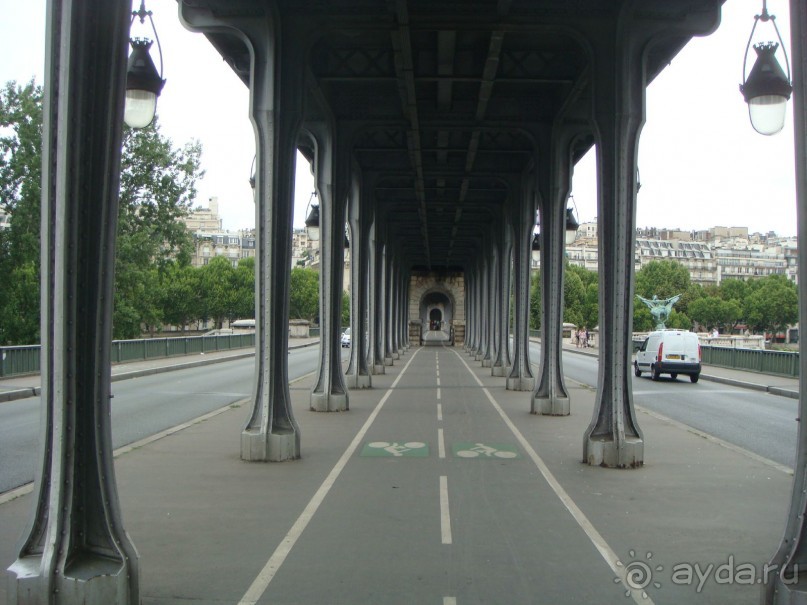 В Париж с рабочим визитом.