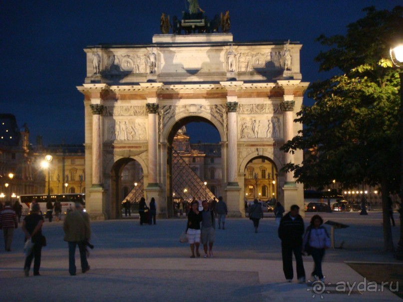 В Париж с рабочим визитом.