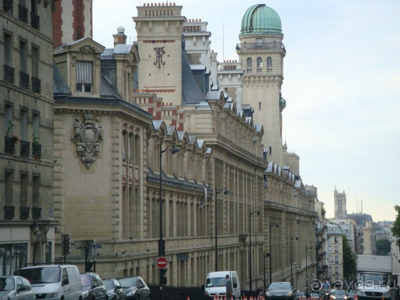 В Париж с рабочим визитом.