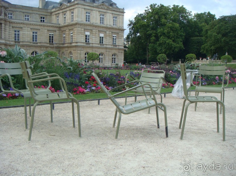 В Париж с рабочим визитом.