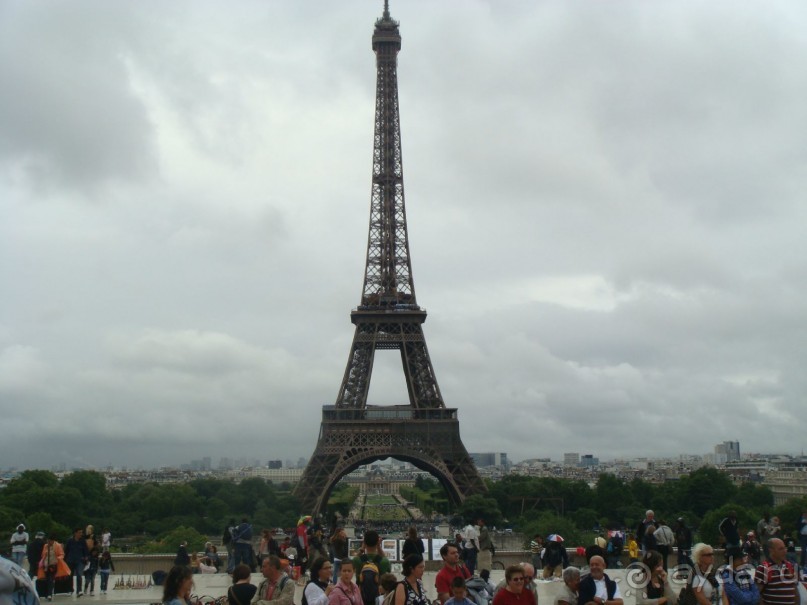 В Париж с рабочим визитом.