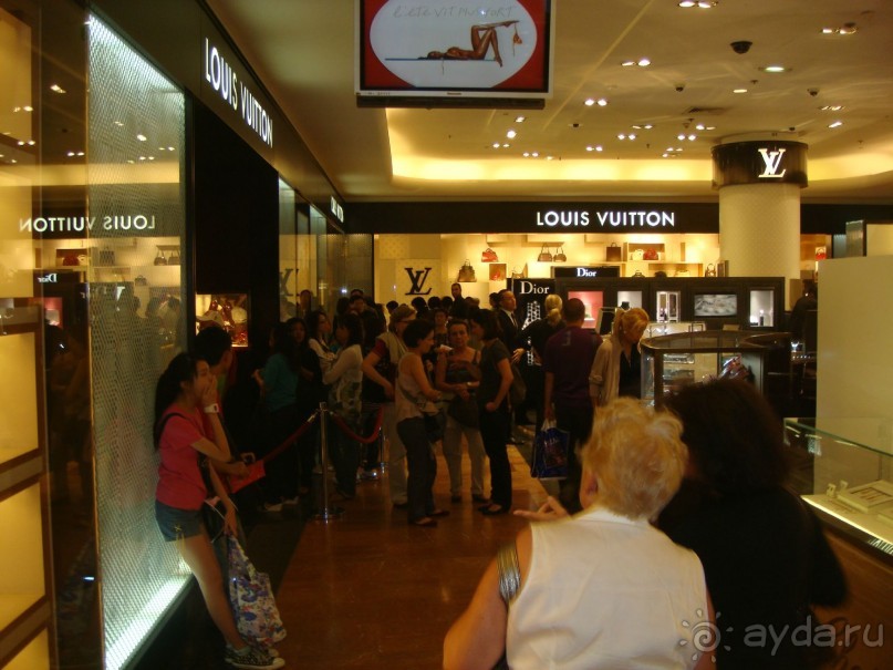 В Париж с рабочим визитом.