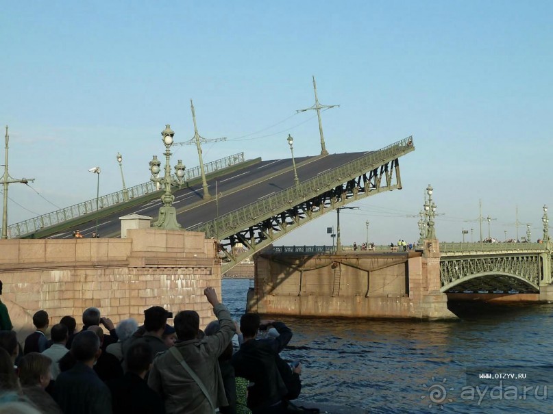 Развод мостов в Санкт-Петербурге. Главный туристический аттракцион.