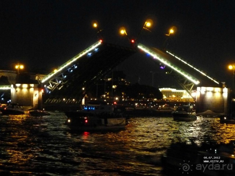 Развод мостов в Санкт-Петербурге. Главный туристический аттракцион.