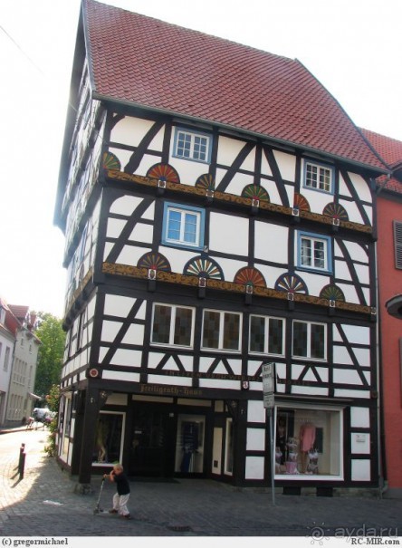 Зоест. Мал да удал