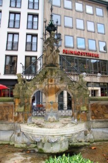 Кёльнская мозаика / ФОНТАН ТРУДОЛЮБИВЫХ ГНОМОВ