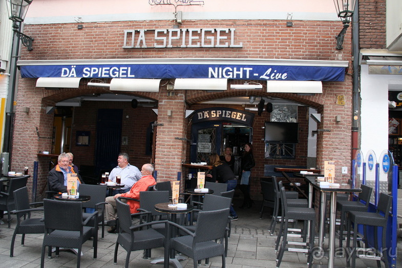 Дюссельдорфские витражи или мебель из церкви в ресторане Дэ Шпигель