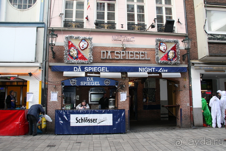 Дюссельдорфские витражи или мебель из церкви в ресторане Дэ Шпигель