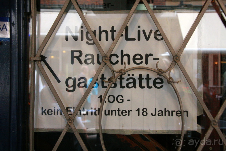 Дюссельдорфские витражи или мебель из церкви в ресторане Дэ Шпигель