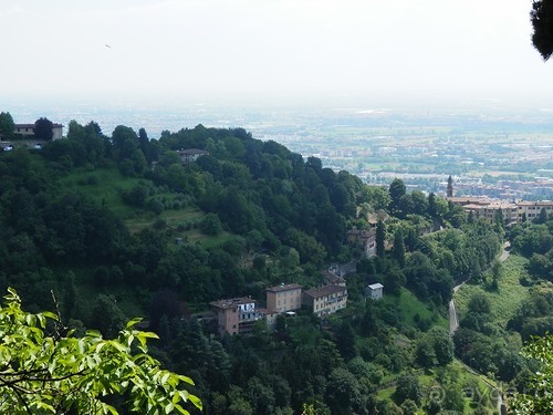 Бергамо - замок San Vigilio и холмы за городом