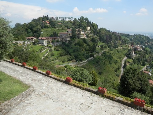 Бергамо - замок San Vigilio и холмы за городом
