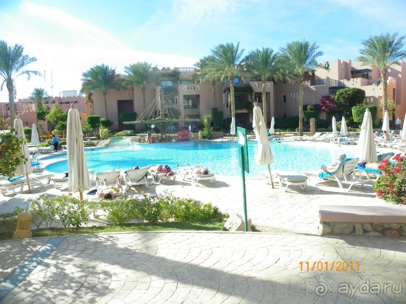 Отдых у бассейна.