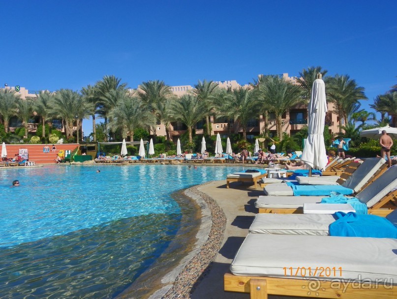 Отдых у бассейна.