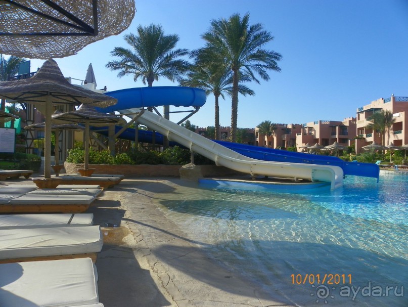 Отдых у бассейна.