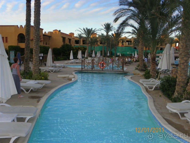 Отдых у бассейна.