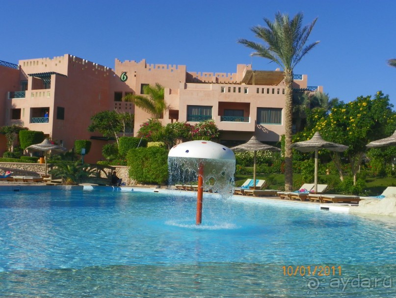 Отдых у бассейна.