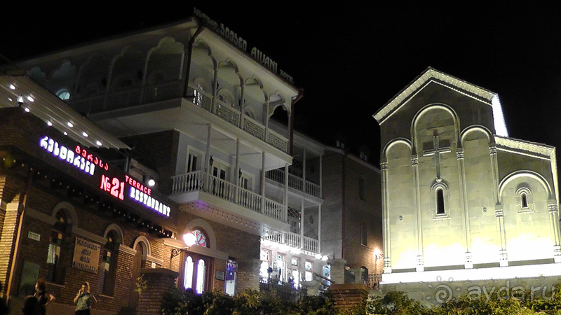 Грузия, Тбилиси. Попала в Грузию в карантин и я попала…Ночной Тбилиси, пл.Свободы и проспект Руставели.