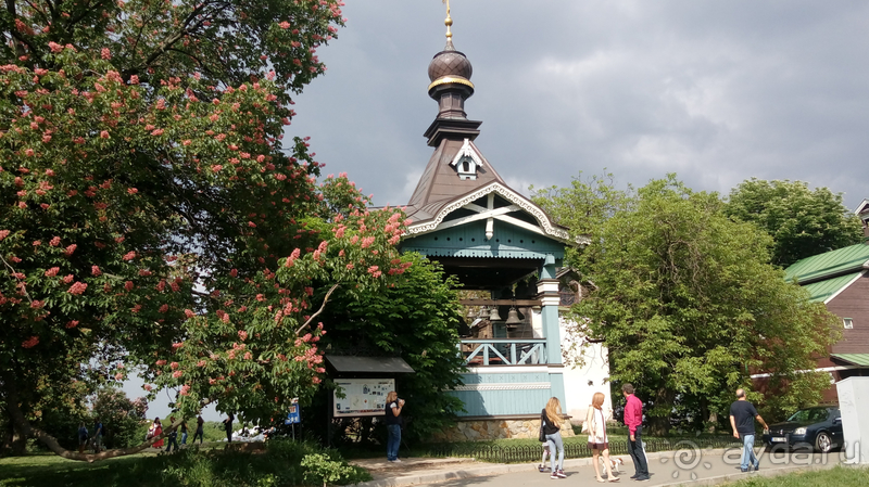 Киев, Ботанический сад. Весна-лето, осень-зима, а в середине Вечность! Вечность - Ионинского монастыря.