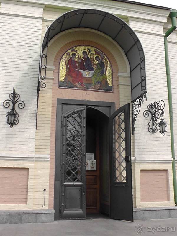 Киев, Ботанический сад. Весна-лето, осень-зима, а в середине Вечность! Вечность - Ионинского монастыря.