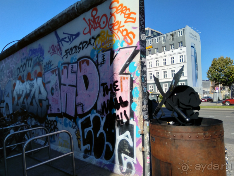 Берлин, Германия. Туристический кусочек Берлинской стены.