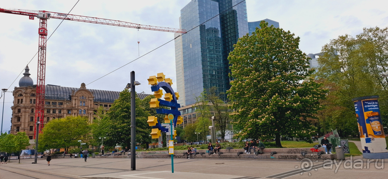 Альбом отзыва "Франкфурт-на-Майне, Гессен. Возрожденная из пепла старая столица. Кварталы небоскребов."