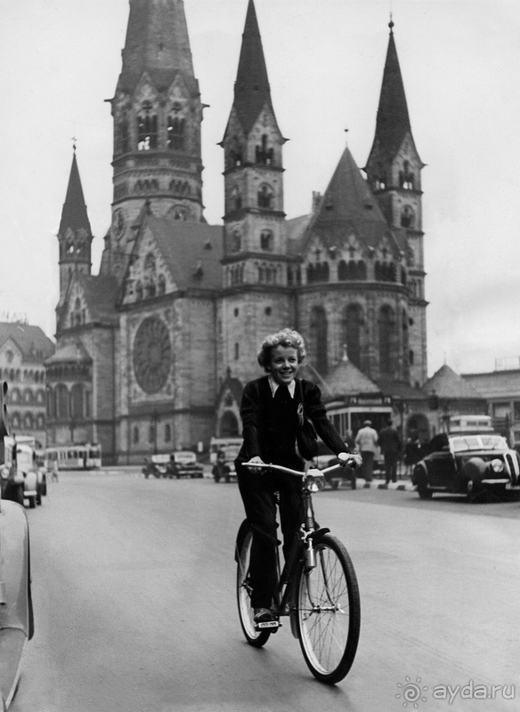 Берлин, Германия. Торговая улица Курфюрстендамм.