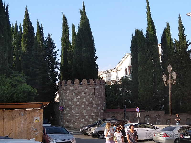 Грузия, Тбилиси. Попала в Грузию в карантин и я попала…Малоизвестные скверы, храм Тбилиси.