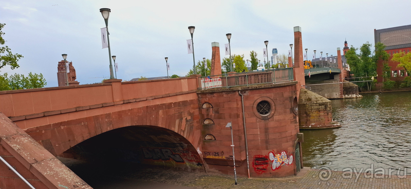 Альбом отзыва "Франкфурт-на-Майне, Гессен. Возрожденная из пепла старая столица. Левый берег, кварталы Альт-Заксенхаузен."