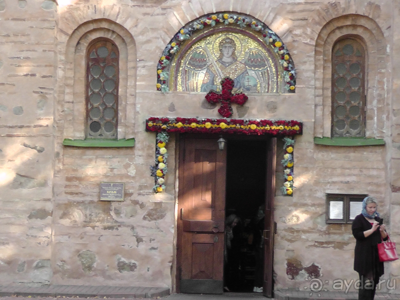 Киев, Ботанический сад. Весна-лето, осень-зима, а в середине Вечность! Вечность - Выдубицкого монастыря.