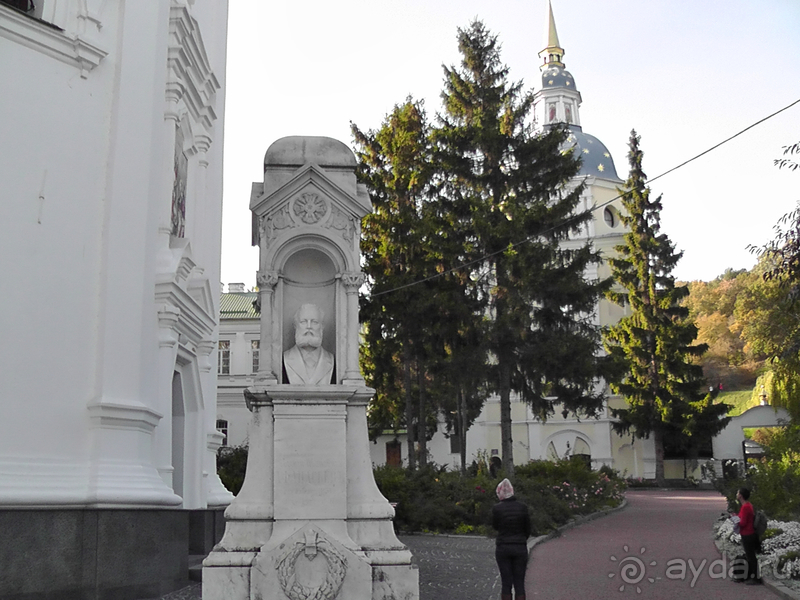 Киев, Ботанический сад. Весна-лето, осень-зима, а в середине Вечность! Вечность - Выдубицкого монастыря.