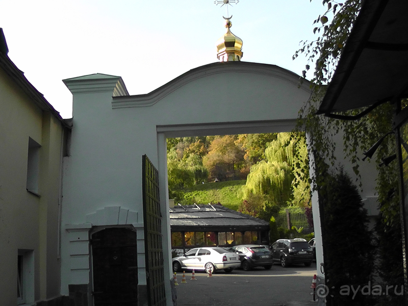 Киев, Ботанический сад. Весна-лето, осень-зима, а в середине Вечность! Вечность - Выдубицкого монастыря.