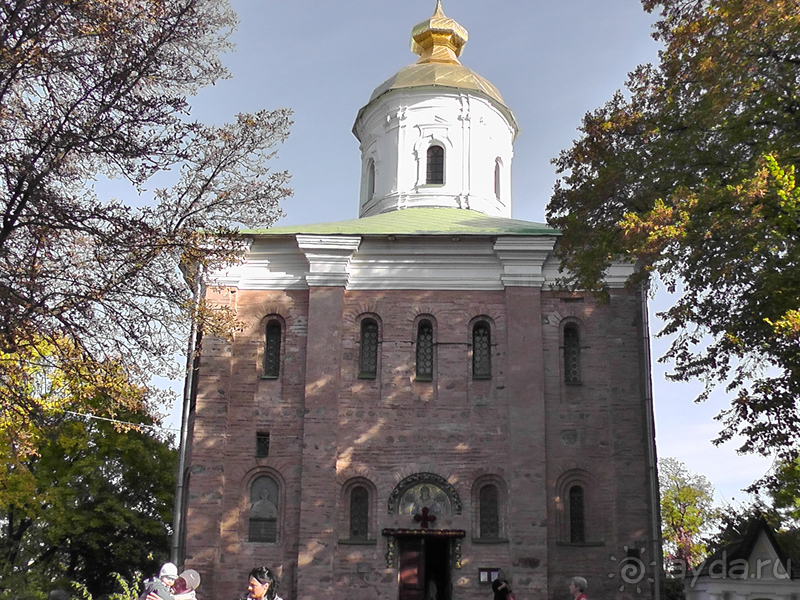 Киев, Ботанический сад. Весна-лето, осень-зима, а в середине Вечность! Вечность - Выдубицкого монастыря.