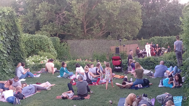 Ботанический сад, Киев. Весна-лето, осень-зима, а в середине Вечность! Лето. Ботанический сад, Киев. Весна-лето, осень-зима, а в середине Вечность! Лето.