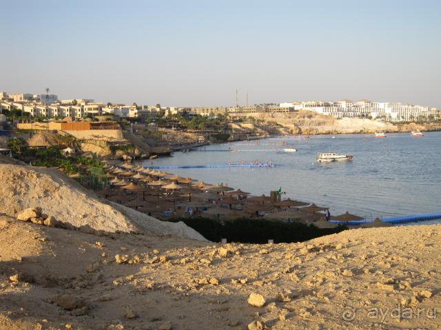 Вид с горы на пляж отеля Савой