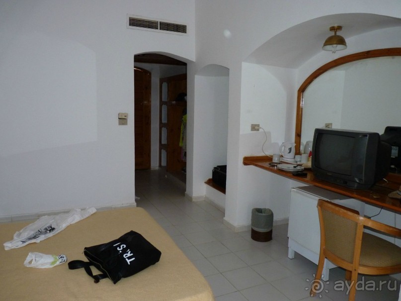 Над входной дверью кондиционер. Гул в ушах чувствовался  даже после отпуска.(((