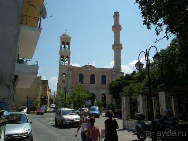 Церковь в г.Ханья. Минарет - напоминание о турецкой оккупации.
