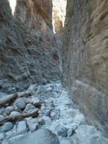 Самарийское ущелье. По рисунку на стенах можно увидеть как течет поток воды во время дождей.